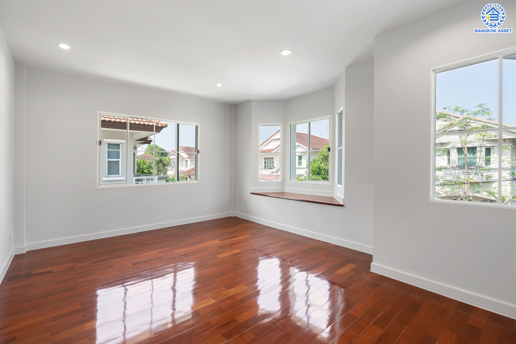 บ้านมือสองตกแต่งใหม่ ม.นันทวัน วัชรพล แบรนด์ LH เนื้อที่ 53.2 ตร.ว. ฟังก์ชัน 3 ห้องนอน 3 ห้องน้ำ จอดรถได้ 2 คัน Facilities ครบครัน บนทำเลเชื่อมต่อหลายเส้นทาง ถ.รามอินทรา ถ.สายไหม และถ.พหลโยธิน ใกล้สนามบินดอนเมือง ทางด่วน "ศรีรัช" และ เซ็นทรัลรามอินทรา